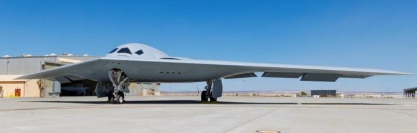 Другий B-21 Raider, американський малопомітний бомбардувальник шостого покоління, приєднався до льотних випробувань на авіабазі Едвардс у Каліфорнії. Фото: Stars and Stripes / Northrop Grumman / ВПС США